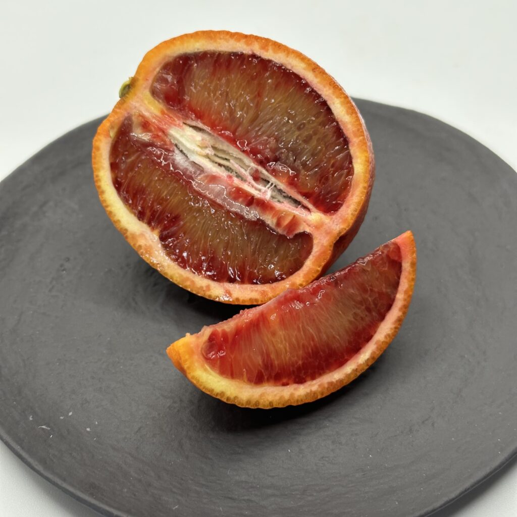 Le sudachi, un agrume Japonais. Un gout inimitable même s'il ressemble à une orange sanguine.